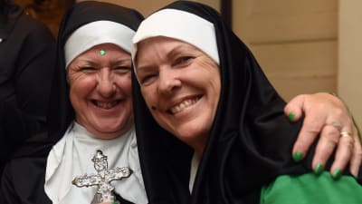 Kvinnor nunnor firar St.Patricks Day i Australiens huvudstad Sydney.