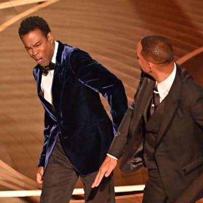 Will Smith slår till Chris Rock på Oscarsgalan 2022. 