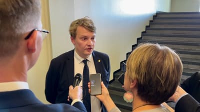 Otto Andersson ger intervjuer i en korridor i riksdagen.