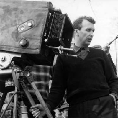 Ohjaaja Matti Kassila elokuvan Tähdet kertovat, komisario Palmu kuvauksissa 1962. 