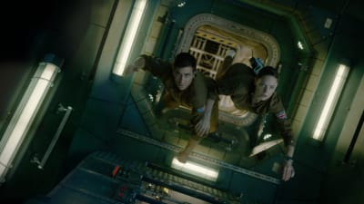 David (Jake Gyllenhaal) och Miranda (Rebecca Ferguson) svävar genom rymdstationen.