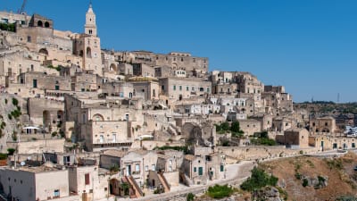 En vy från en italiensk stad under inspelningen av No Time To Die.