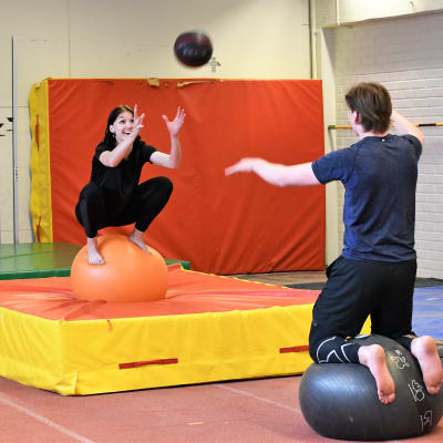 Senni Salminen tränar på balansboll.