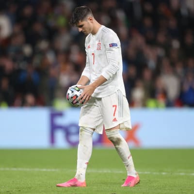Alvaro Morata valmistautumassa kohtalokkaaseen rangaistuspotkuun.