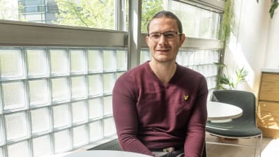 Tim Forslund i röd tröja på Sitras kontor
