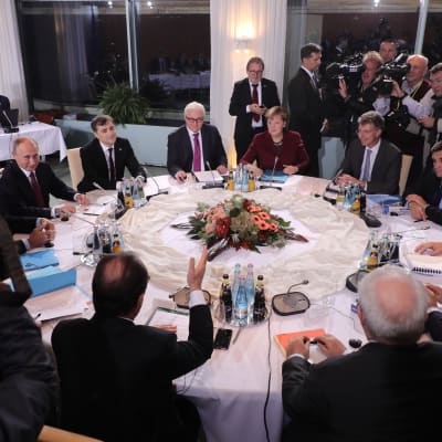 Statsledare samlas i Berlin för att diskutera läget i Ukraina.