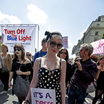 Kvinna med skylten "It's a dress, not a yes".