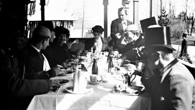 Ett sällskap äter frukost på Restaurang Kajsaniemi i Helsingfors år 1914.