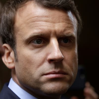 Emmanuel Macron med bister min.