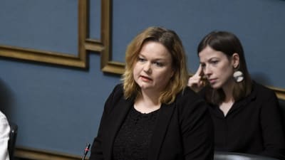Familje- och omsorgsminister Krista Kiuru (SDP) i riksdagen den 29 april 2020.