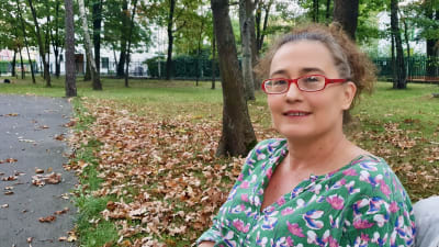 Zuzanna Białobrzeska på en parkbänk i Warszawa.