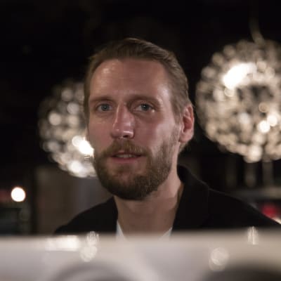 Pekka Strang / Koirat eivät käytä housuja / Baarikärpänen hki 24.10.2019