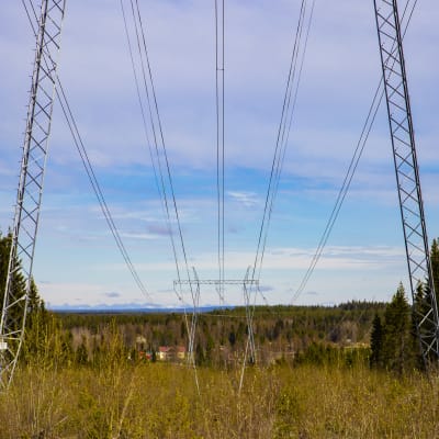 Keminmaan läpi kulkeva 400 kilovoltin voimalinja.
