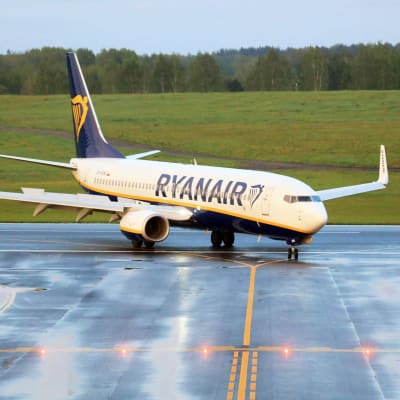 Ryanairin lentokone lentokentällä.