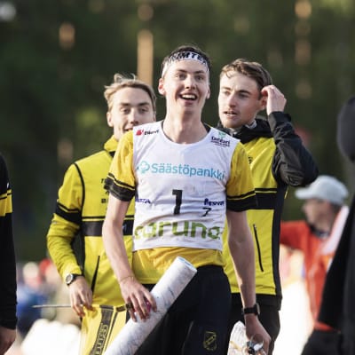 Viktor Svensk springer i mål och Stora Tuna vinner Jukola.
