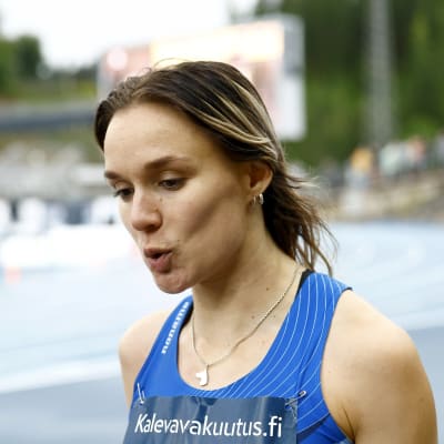 Senni Salminen voitettuaan naisten kolmiloikan loppukilpailun Kalevan kisoissa Lahdessa 29. heinäkuuta 2023.