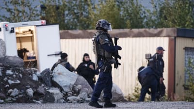 Poliser i full skyddsutrustning på plats i Borgå.