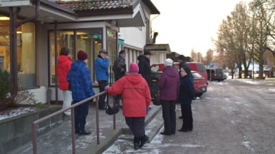 Ingåbor köar utanför Aktias bankkontor. 