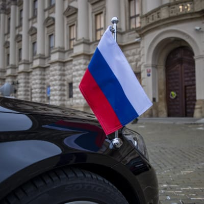 Den ryske ambassadörens bil stod utanför det tjeckiska utrikesministeriet i Prag på lördagen. 