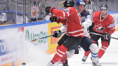 Patrik Laine fick extrauppvaktning av Kanada matchen igenom.