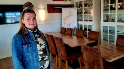 Emma Sandström-Sunqvist, krögare på Pavis står i en tom restaurang.