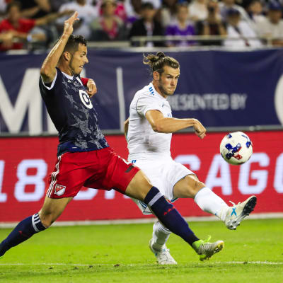 Matt Hedges och Gareth Bale.