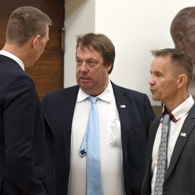 Sannfinländarnas riksdagsledamöter Tom Packalén (till vänster), Mika Raatikainen och Mika Niikko.