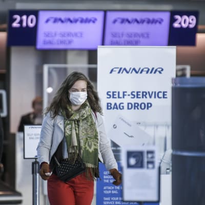 En passagerare iförd munskydd på Helsingfors-Vanda flygplats den 18 maj 2020.
