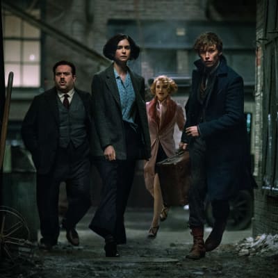 Jacob Kowalski (Dan Fogler), Tina (Katherine Waterstone) Queenie (Alison Sudol)
