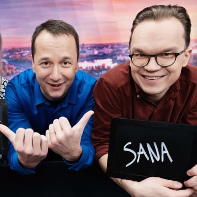 Lena Nelskylä, Heikki Valkama, ja Ville Seuri juontavat Ylen aamussa Viimeinen sana-ohjelmaa.