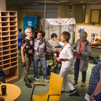 Människor på radioredaktion i Borgå.
