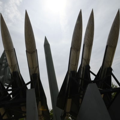 Scud- och Hawk-missiler spretar upp i luften framför minnesmärke över Koreakriget, Söul.
