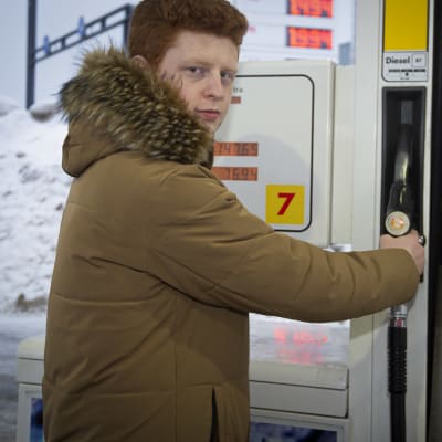 Aatu Karjalainen bensajakeluasemalla, hän protestoi polttonesteiden hintojen verotusta.