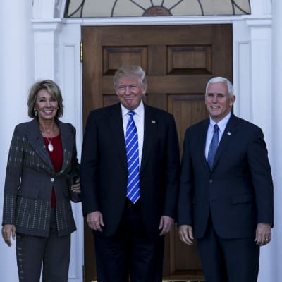 Betsy DeVos,  Donald Trump och Mike Pence.