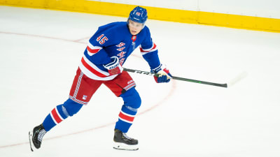 New York Rangers Kaapo Kakko har hittat en fri yta i derbyträningsmatchen mot New York Islanders.