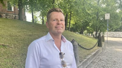 En man iklädd vit skjorta.