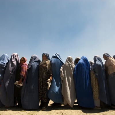 Naisia Burkhissa odottaa ruoka-apua Afganistanissa vuonna 2009.