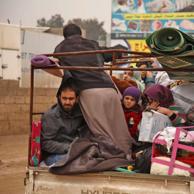 En familj som flyr från staden Dana i nordvästra Syrien