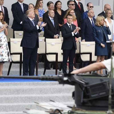 Donald och Melania Trump bevittnade Bastiljdagens militärparad i Paris i fjol tillsammans med det franska presidentparet