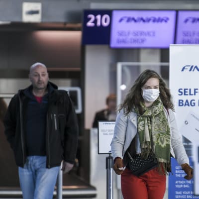 En passagerare iförd munskydd på Helsingfors-Vanda flygplats den 18 maj 2020.