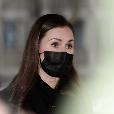 Statsminister Sanna Marin (SDP) iförd ett svart munskydd.