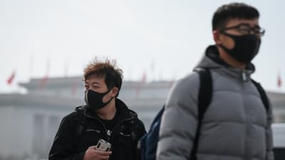 Turister på Himmelska fridens torg i Peking