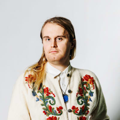 Porträtt på en person som se rakt in i kameran.