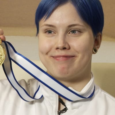 Susanna Törrönen visar upp VM-guldmedaljen.