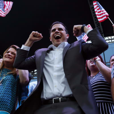 Puerto Ricos guvernör Ricardo Rossello firar resultatet av folkomröstningen.