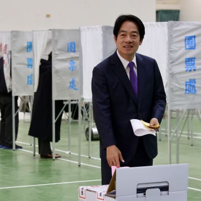 Lai Ching-te röstar i valet i Taiwan 2024.