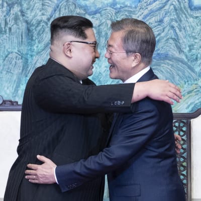 Ledarna för Nord- och Sydkorea omfamnar varandra efter samtal i Panmunjom.
