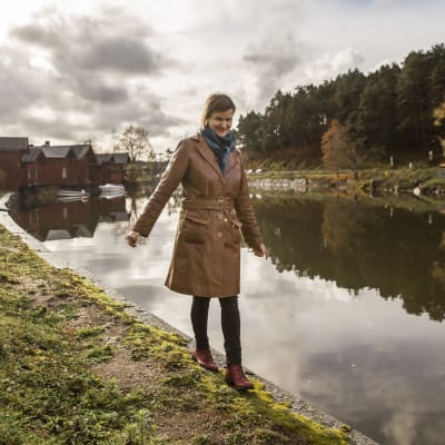 Anna Krogerus kävelee Porvoonjoen reunaa