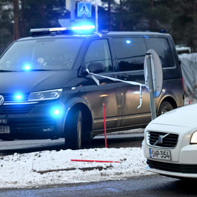 Polisbil med blåljusen påslagna i Botby gård i Helsingfors den 23 november 2022.