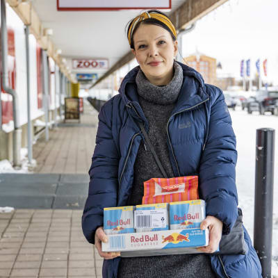 Ranualainen Henna Saarijärvi karkkikaupan ostokset kädessään Haaparannalla.